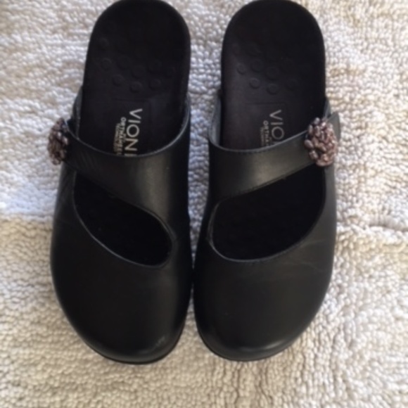 famous footwear vionic shoes